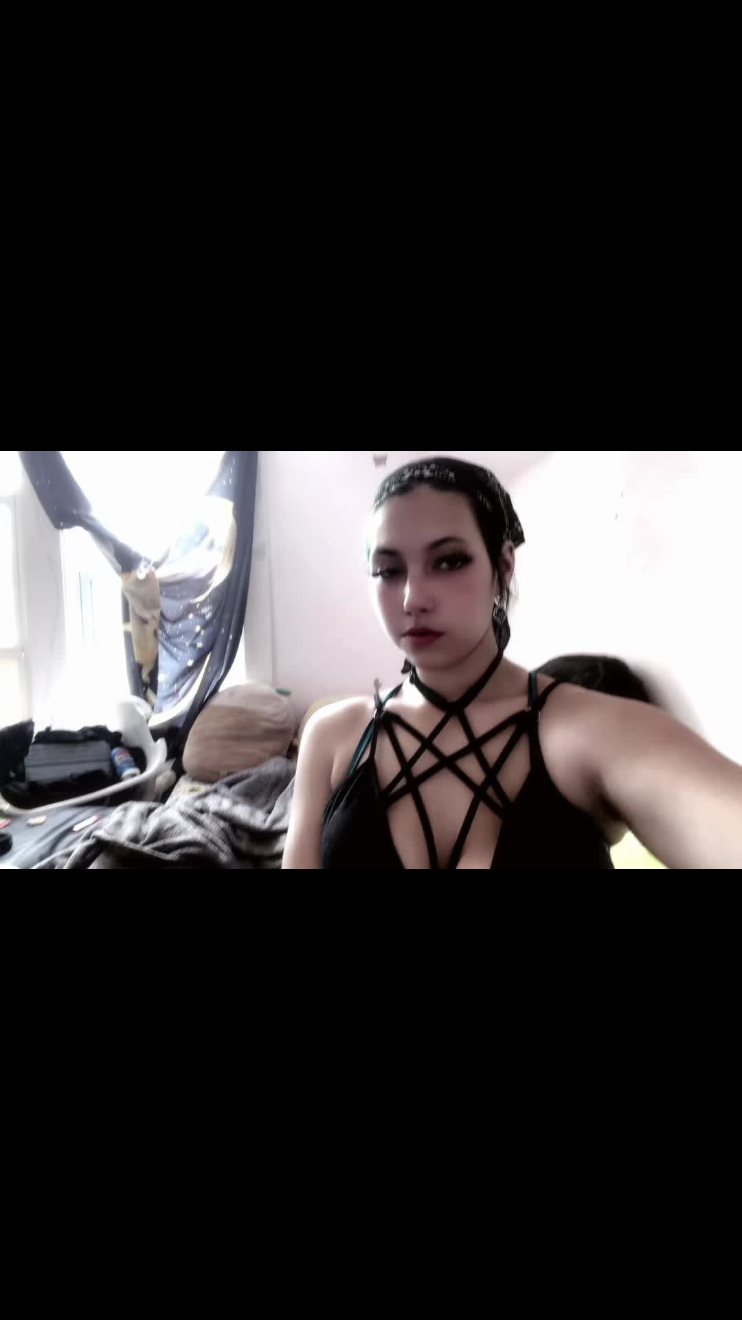 @Goth_latina