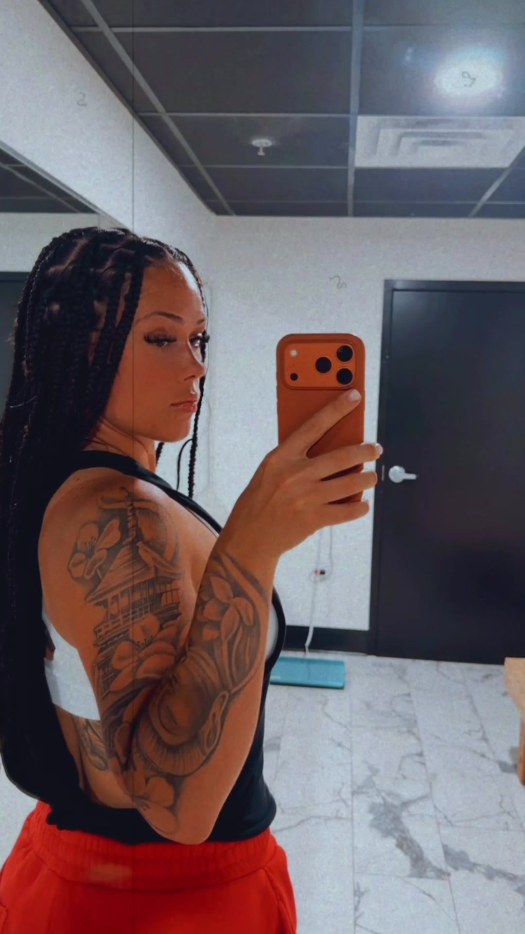 @wealthylauren_