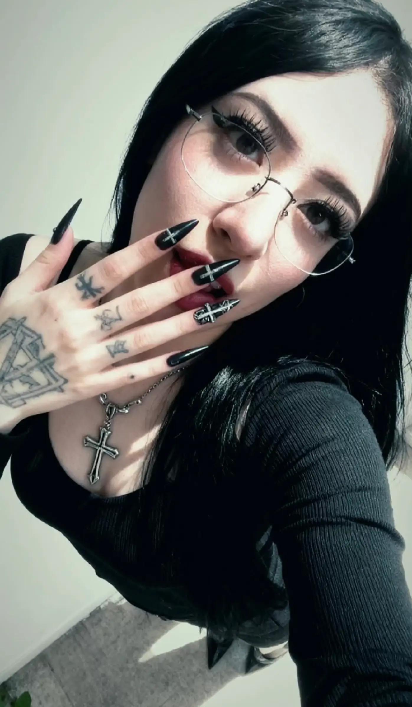 @Marianne 🩸🧛🏻&zwj;♀️