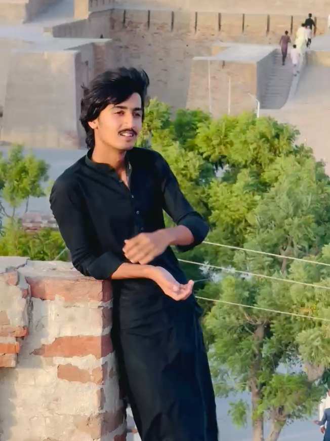 @HUSSAIN 🥀🤍🥀