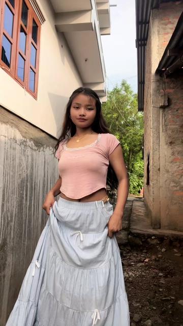@༻