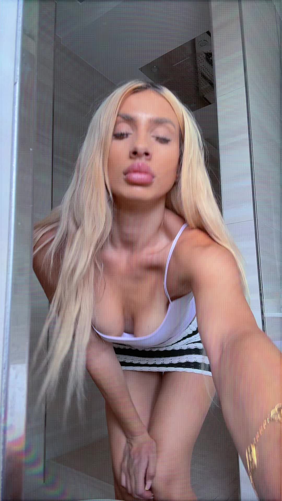 @Vazzzle