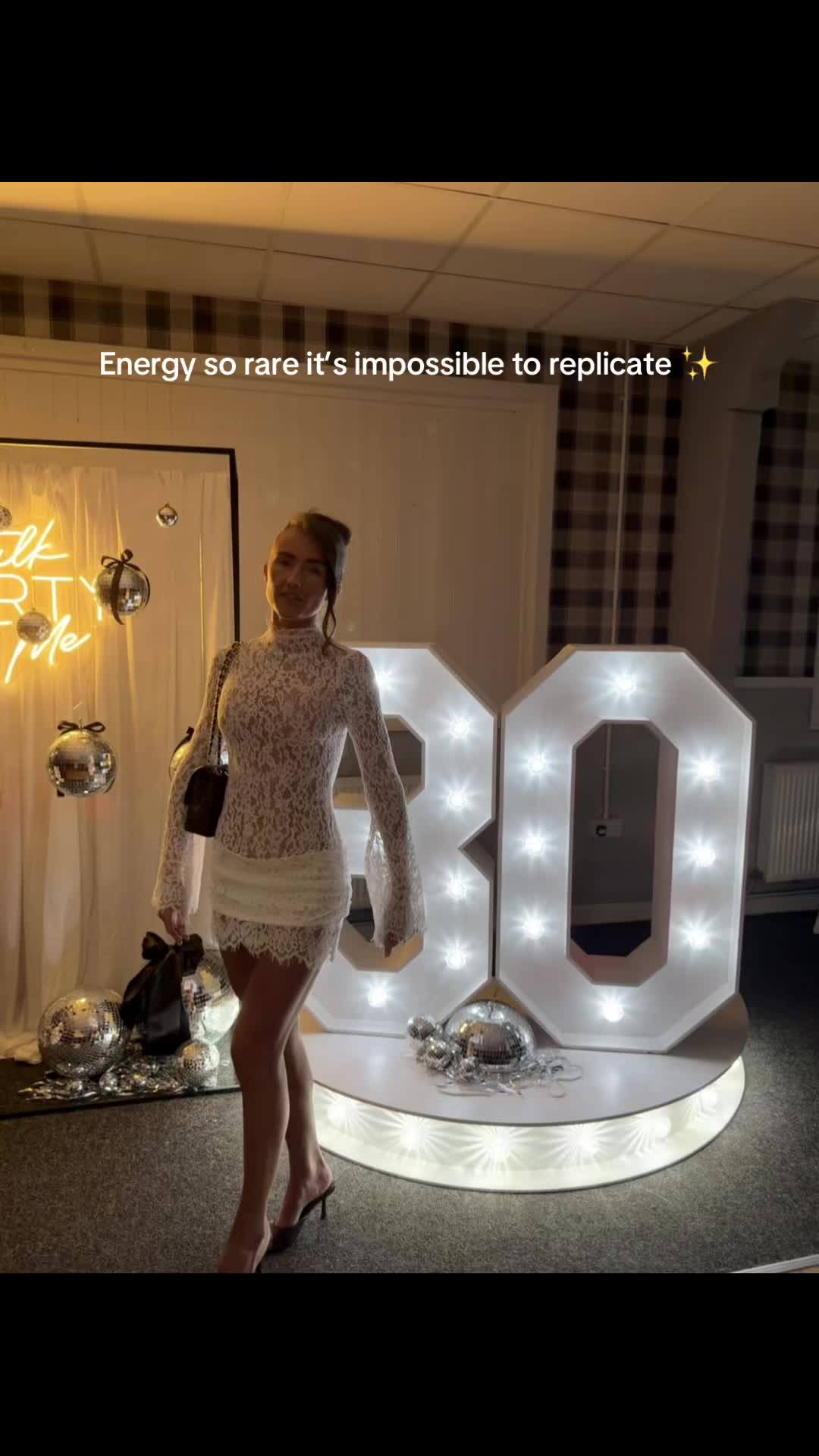 @Xo3