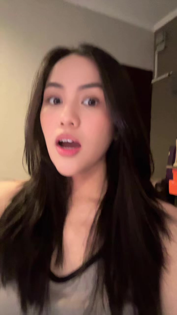 @totallynot_axela