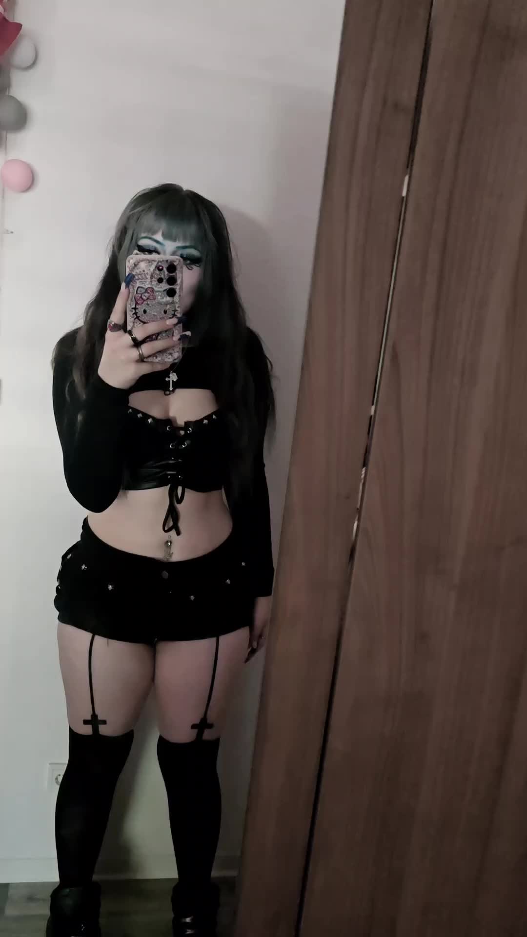 @𝑟𝑜𝑠𝑒𝑒 🦇