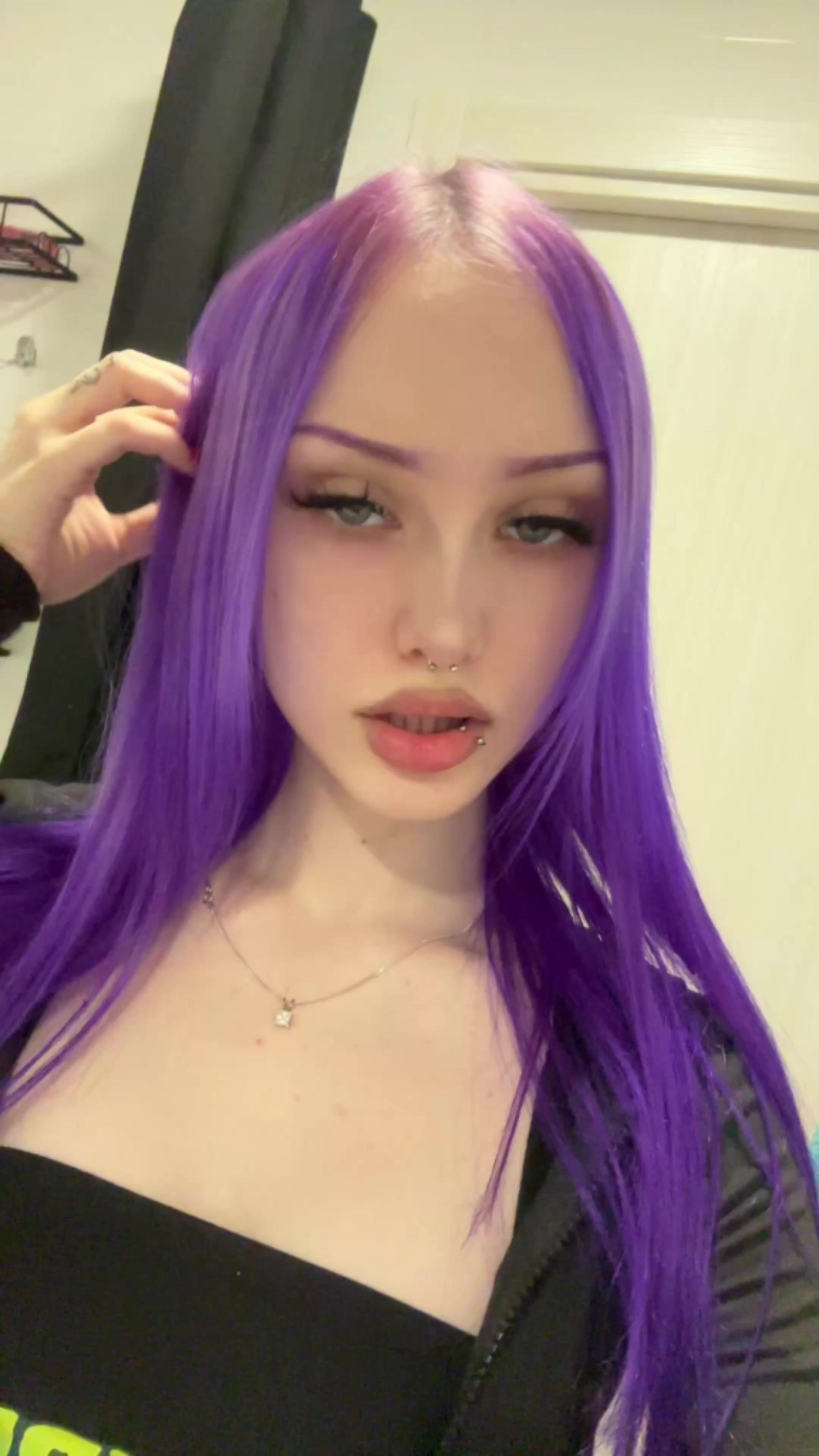 @🙎🏼&zwj;♀️