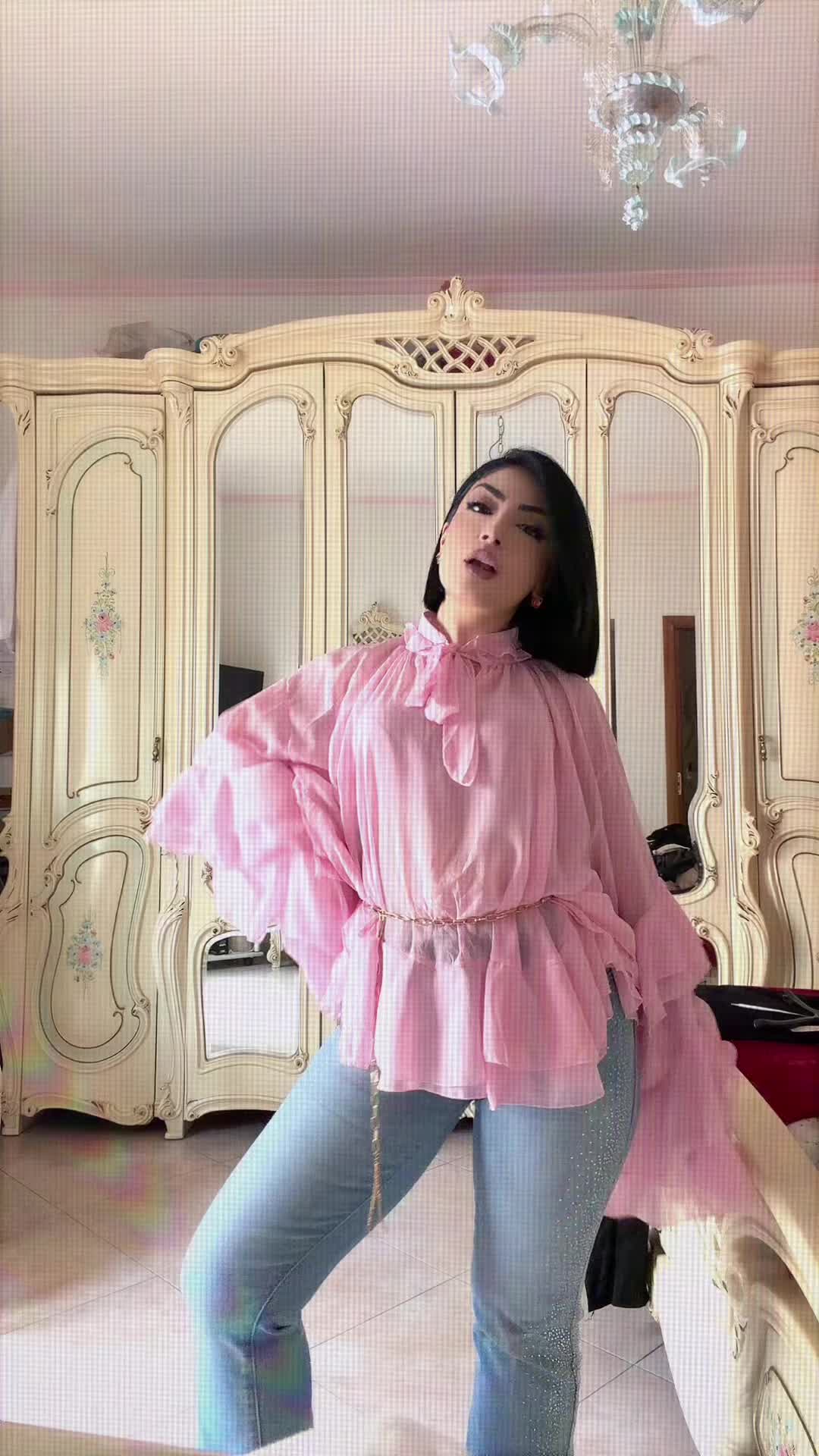 @Ilaria_