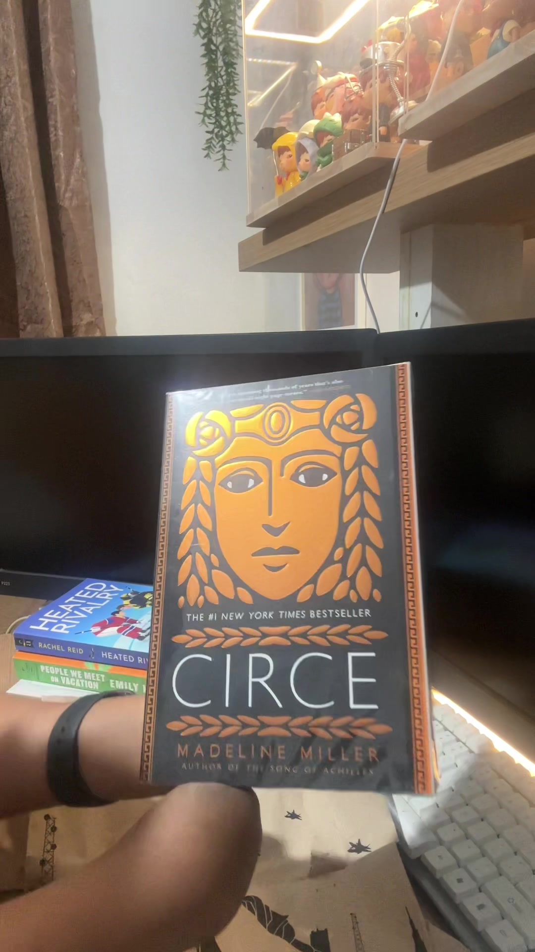 @FriReadsNCollects🥀📚