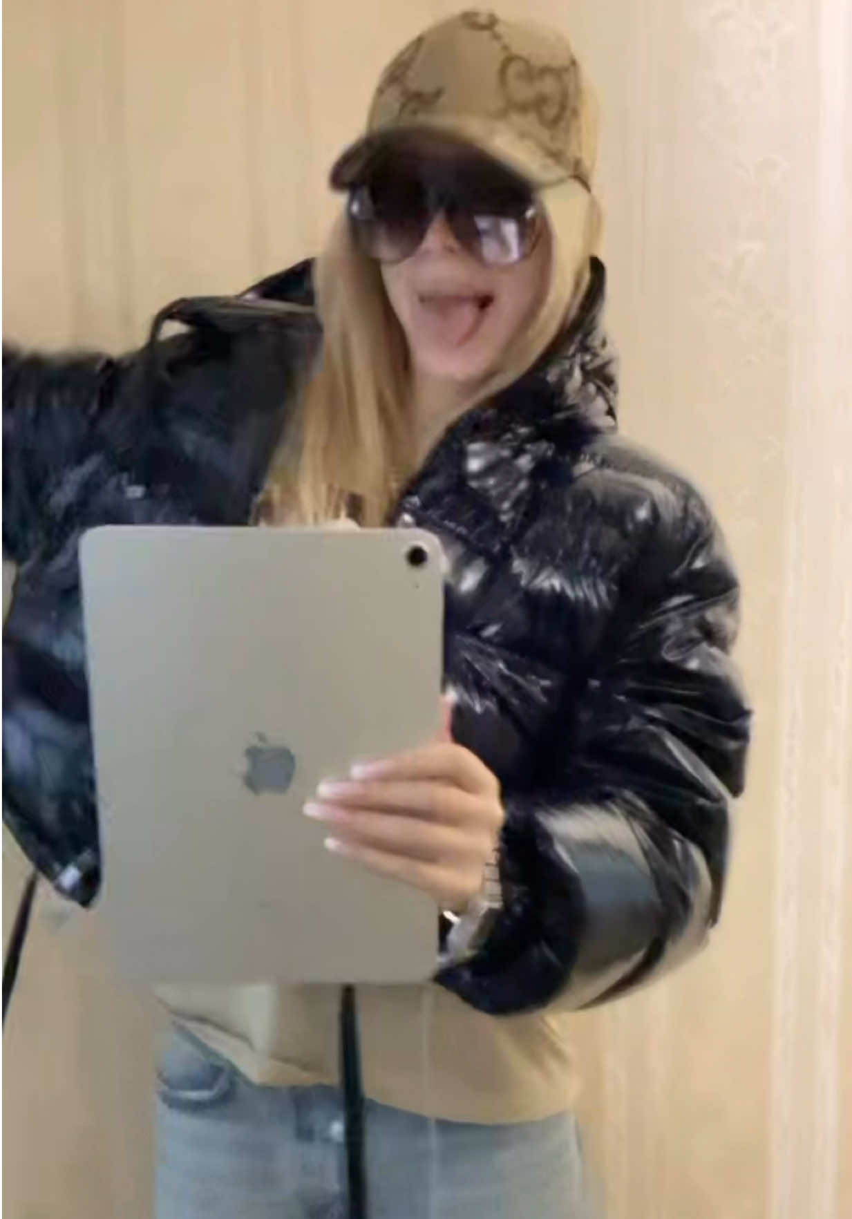 @lizzitak
