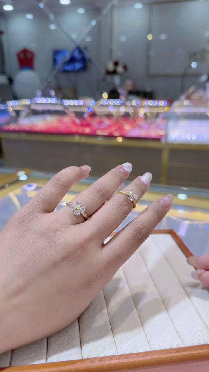 @Bốn Luyện Jewelry