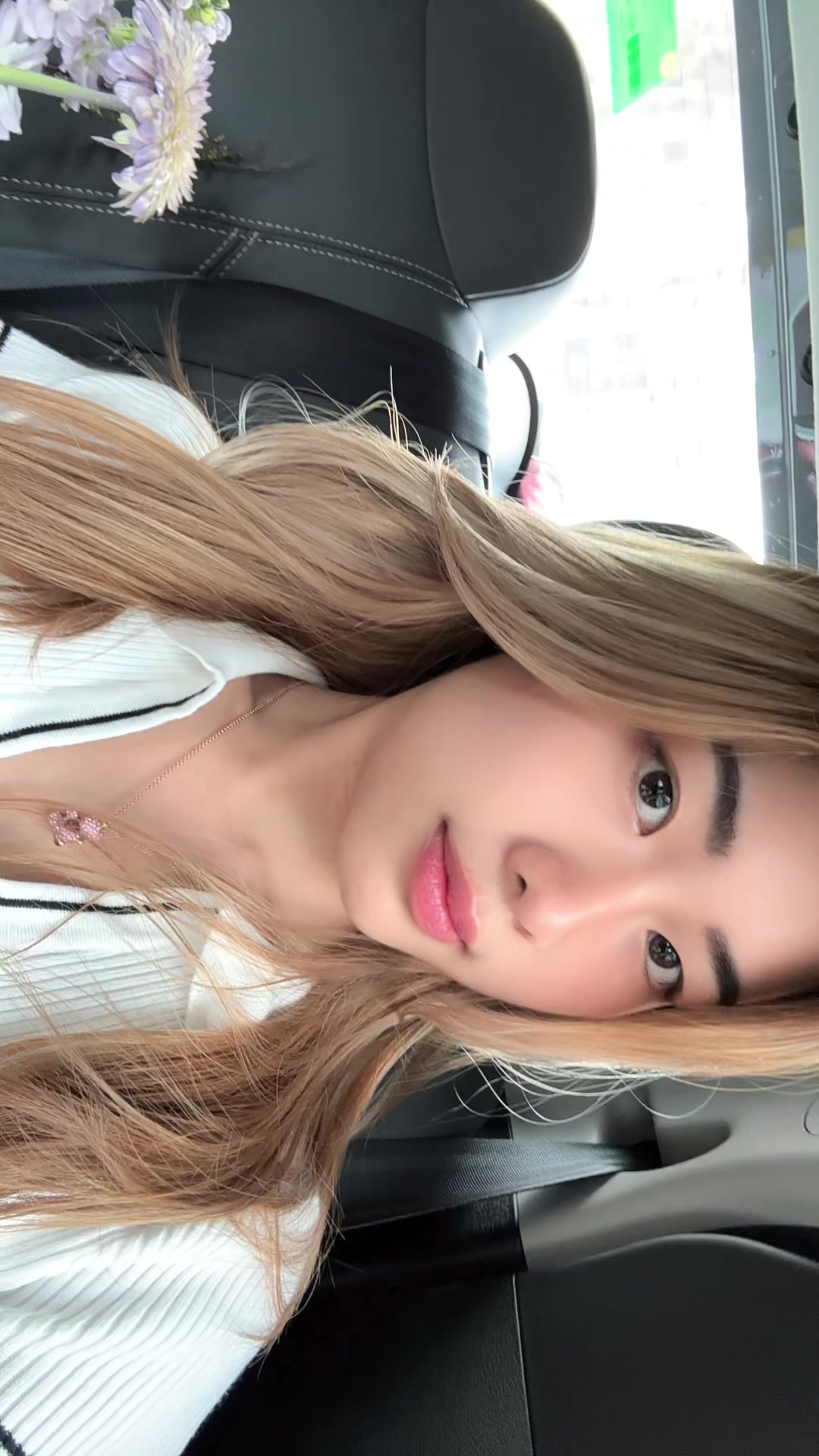 @c&ocirc;ng ch&uacute;a ngủ tr&ecirc;n giường