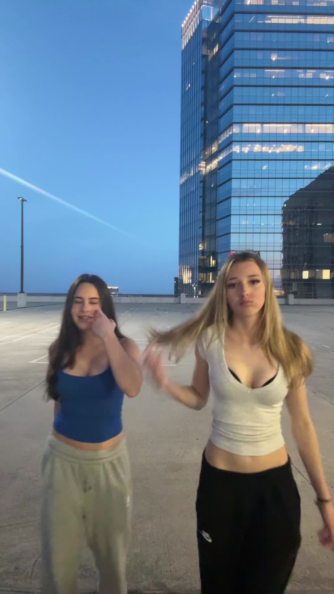 @🦄