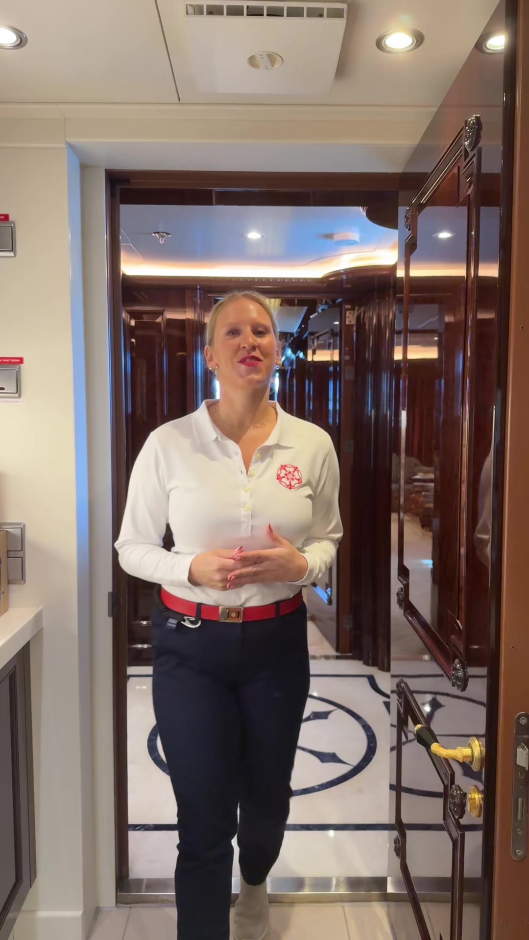 @StewardessLara