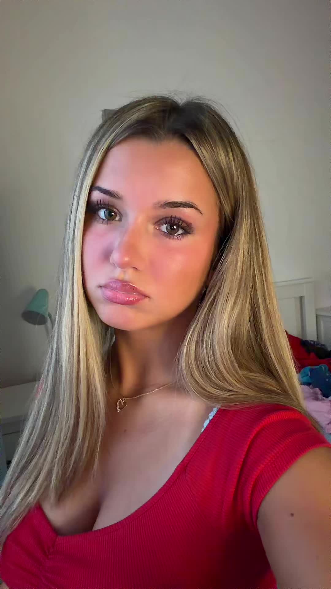 @𝓥𝓲𝓿𝓲 🌺