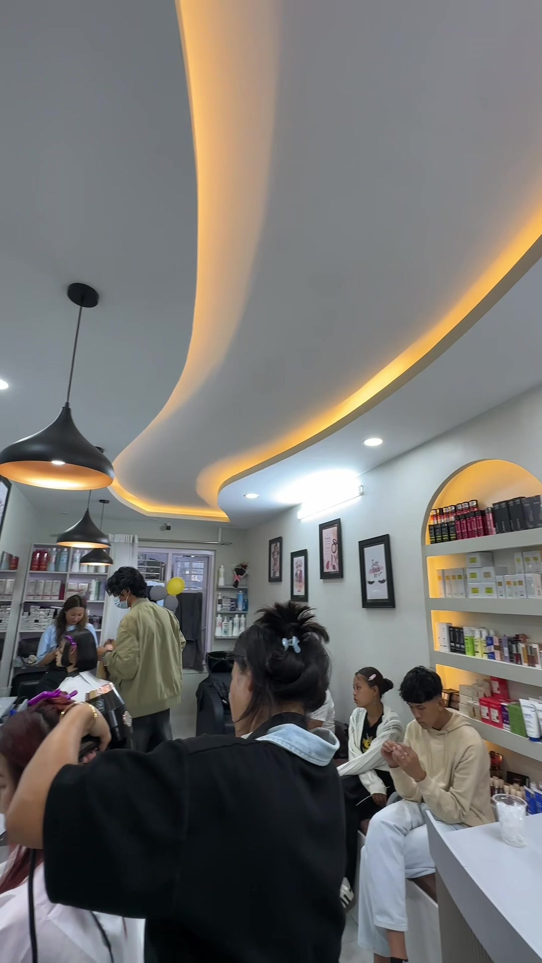 @Makeupbyniru beauty studio