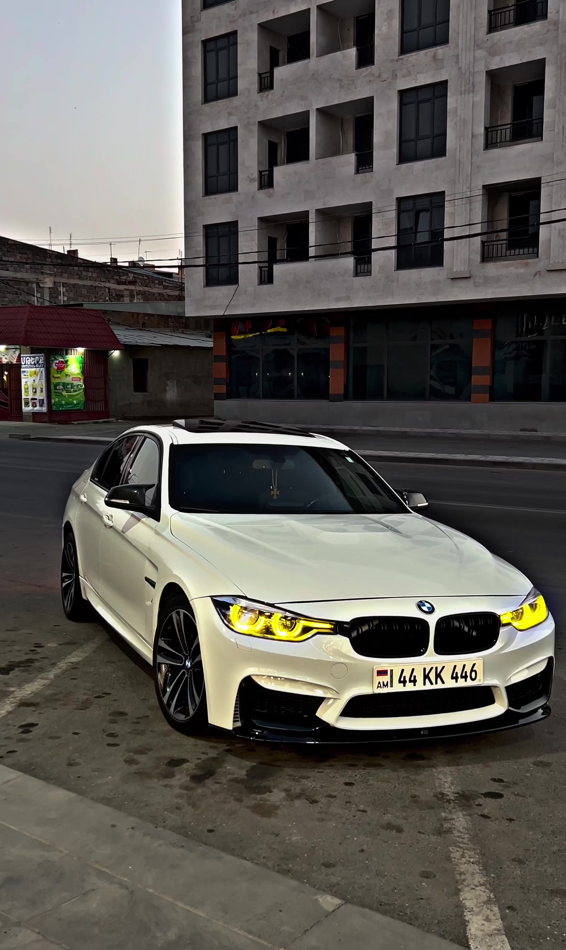 @F30_white