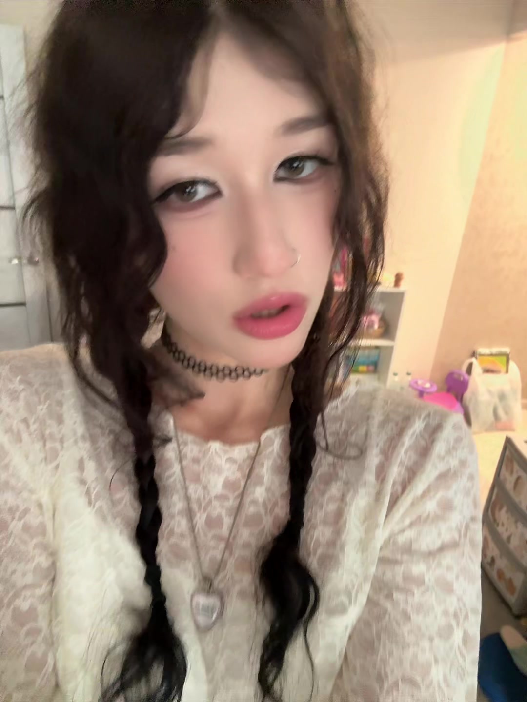 @^_<