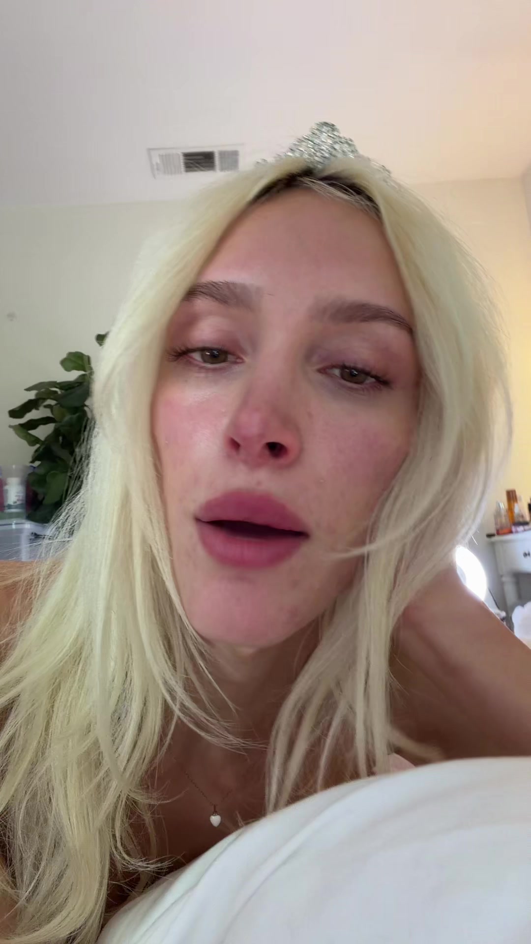 @￴