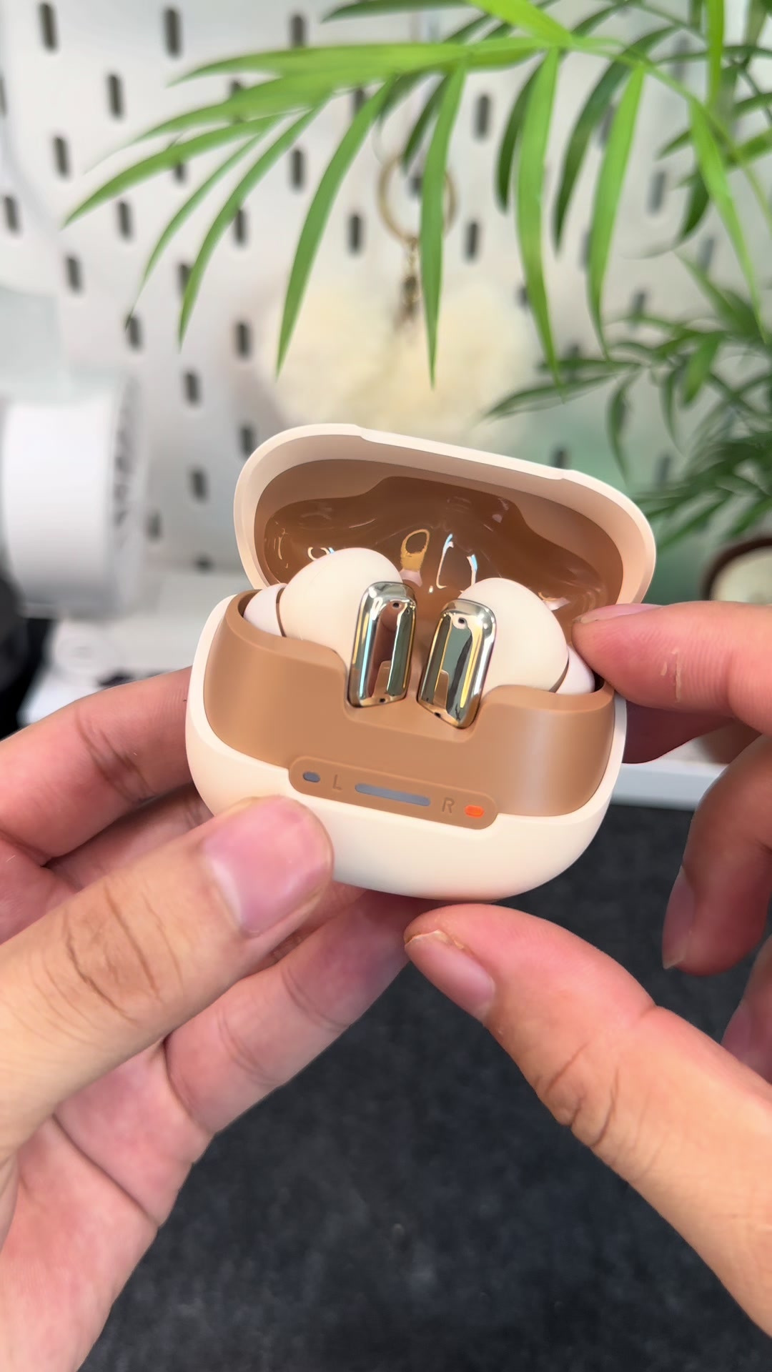 @H&ugrave;ng Review