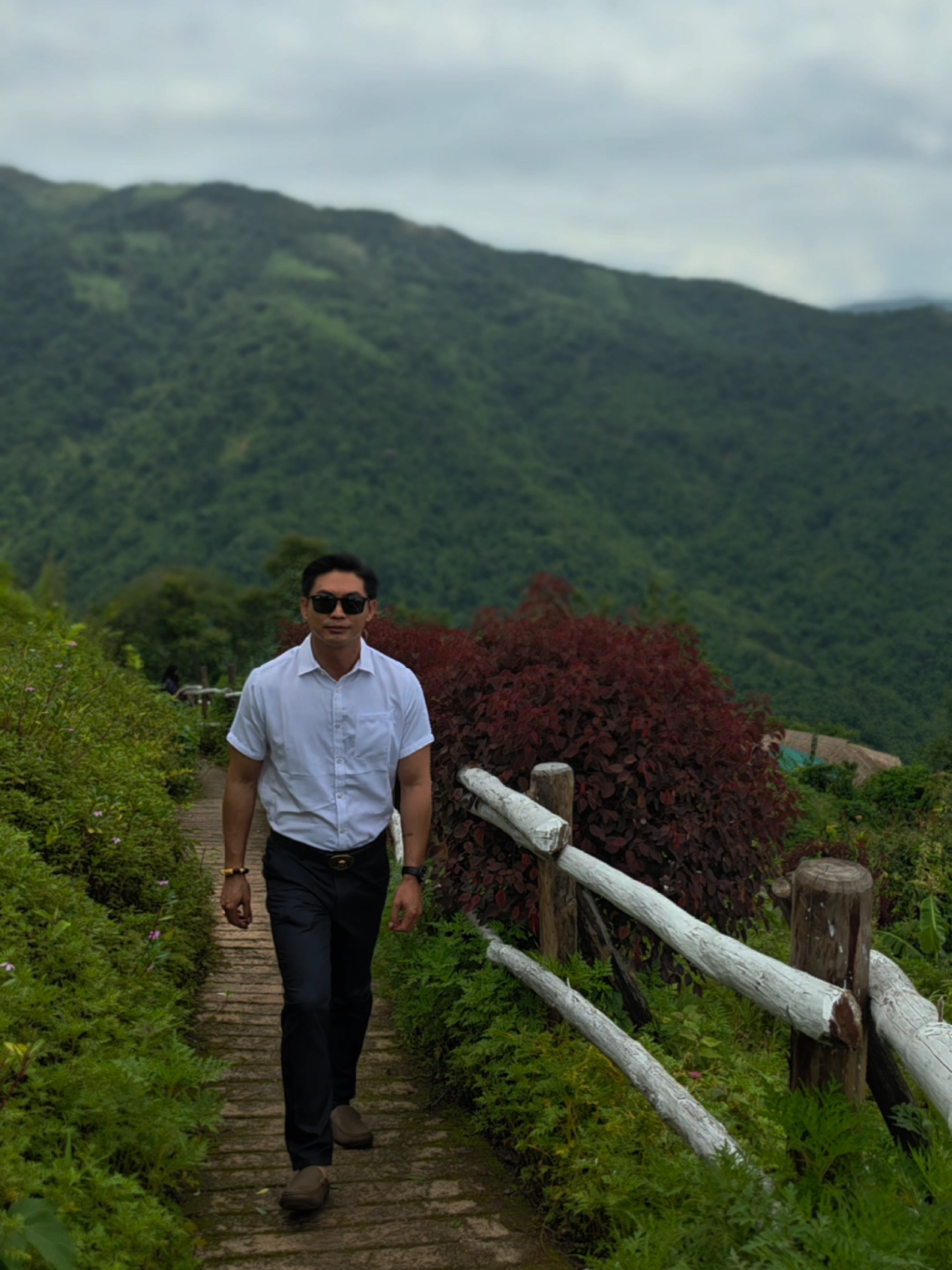 @D r. E t h a n (အီသန်)