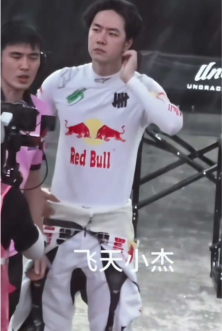 @𝑭𝒆𝒓𝒏❤︎︎王一博&bull;𝒀𝑰𝑩𝑶 𝟖𝟓💚