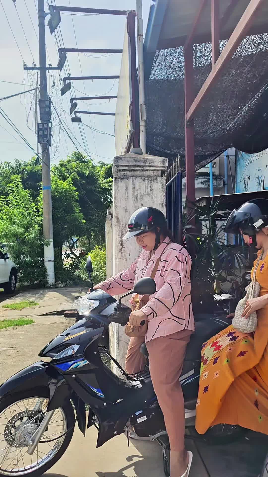 @သက်ထားဇင် ဆိုင်ကယ်ဆိုင် ပြည်