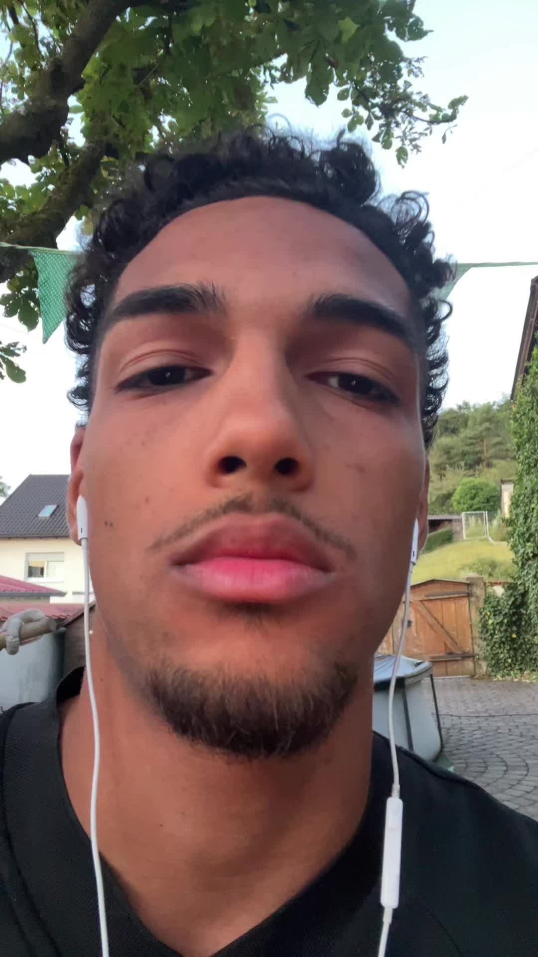 @⃟