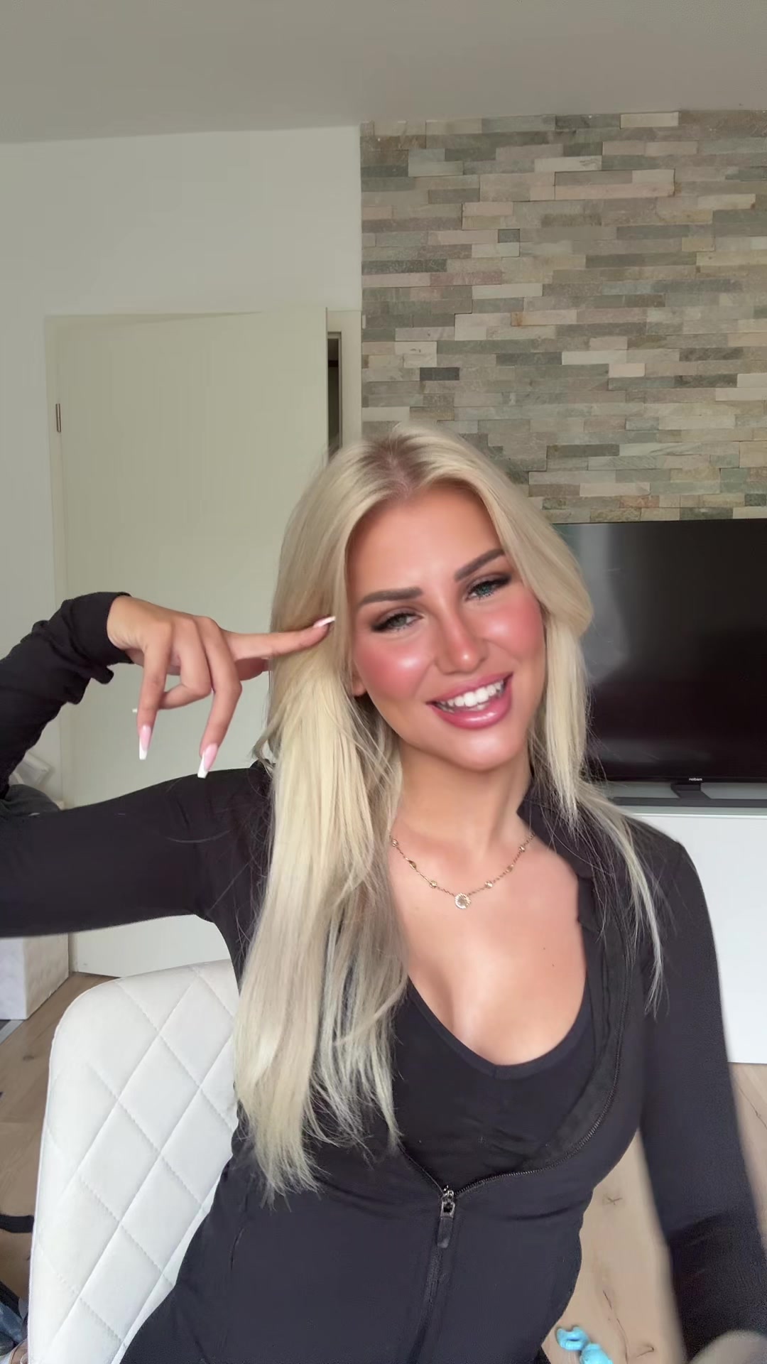 @Bella