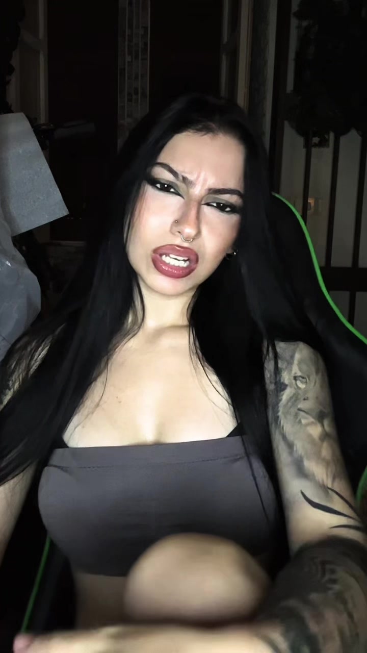 @𝙑𝙀𝙉𝙄𝘼♡🩸