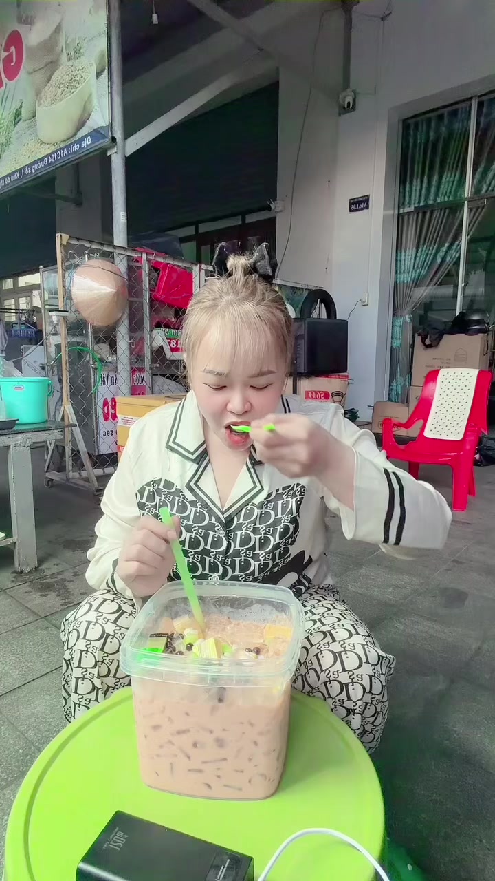 @&Aacute;i Tuũn