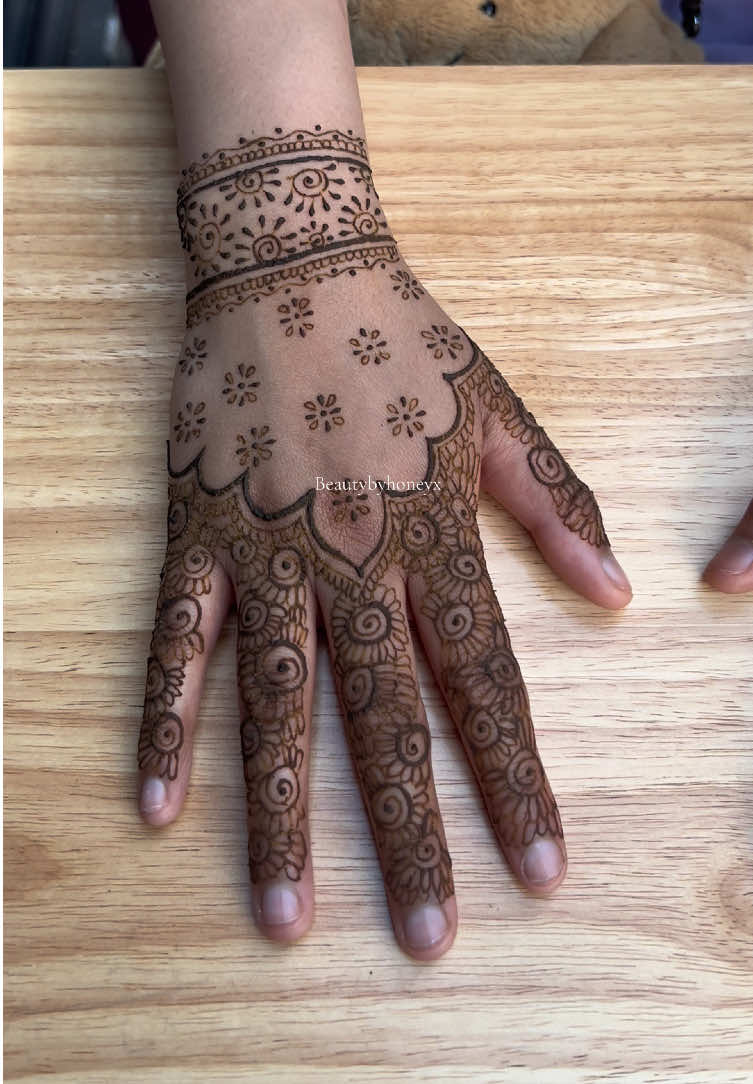 @🌿Massage & Henna🌿
