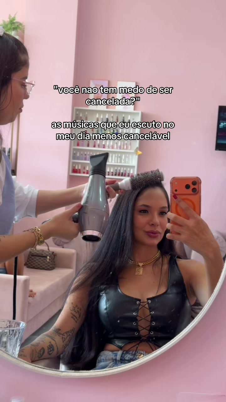 @N&uacute;bia Dias