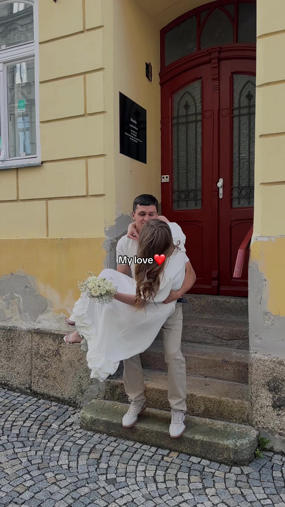 @𝒱