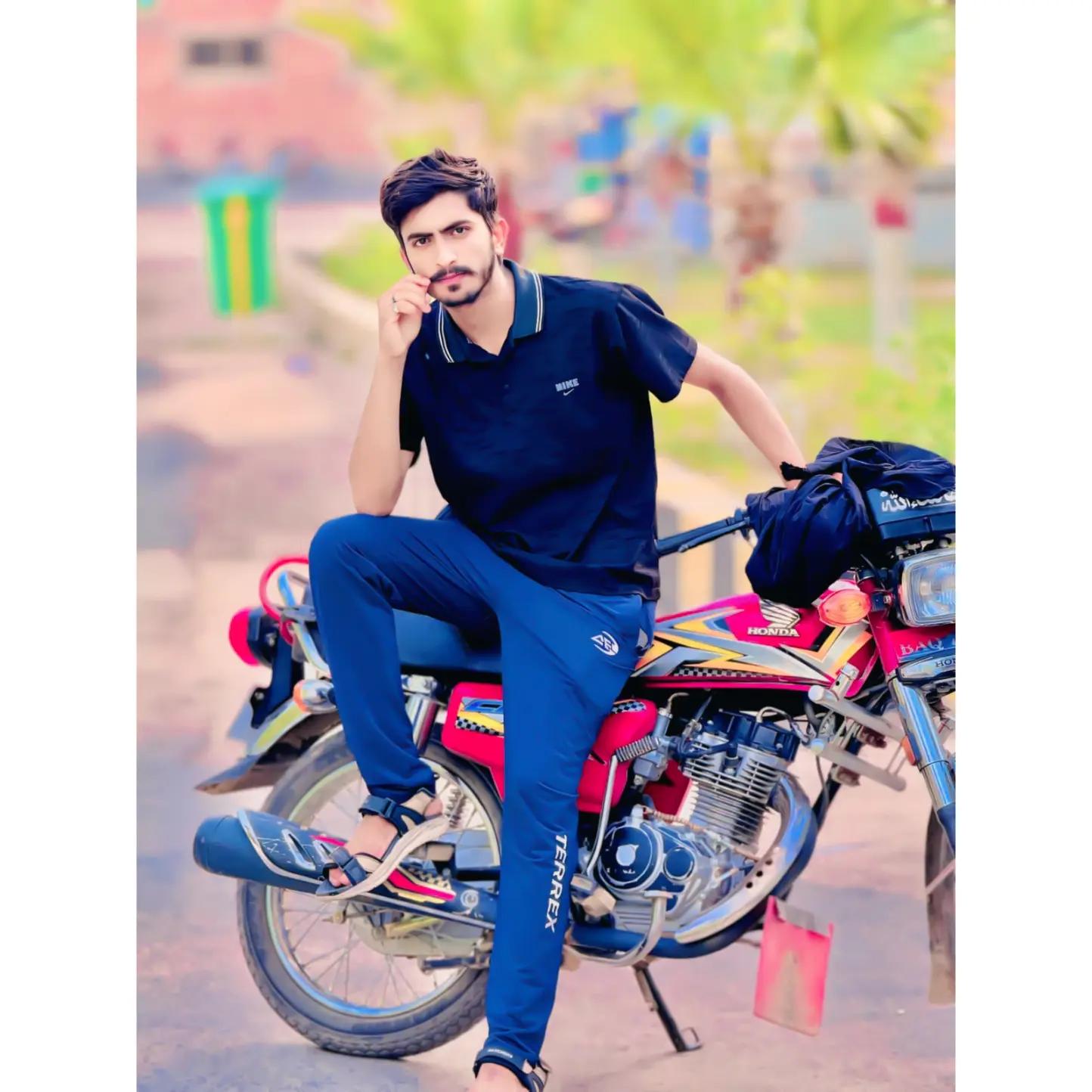 @✨👻ZEESHAN🖇️👑✨