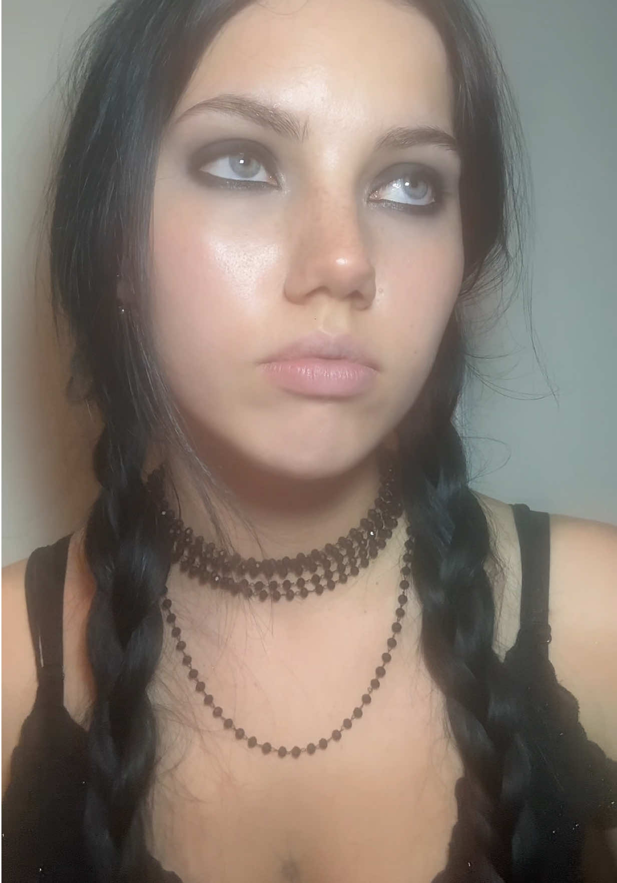 @<4