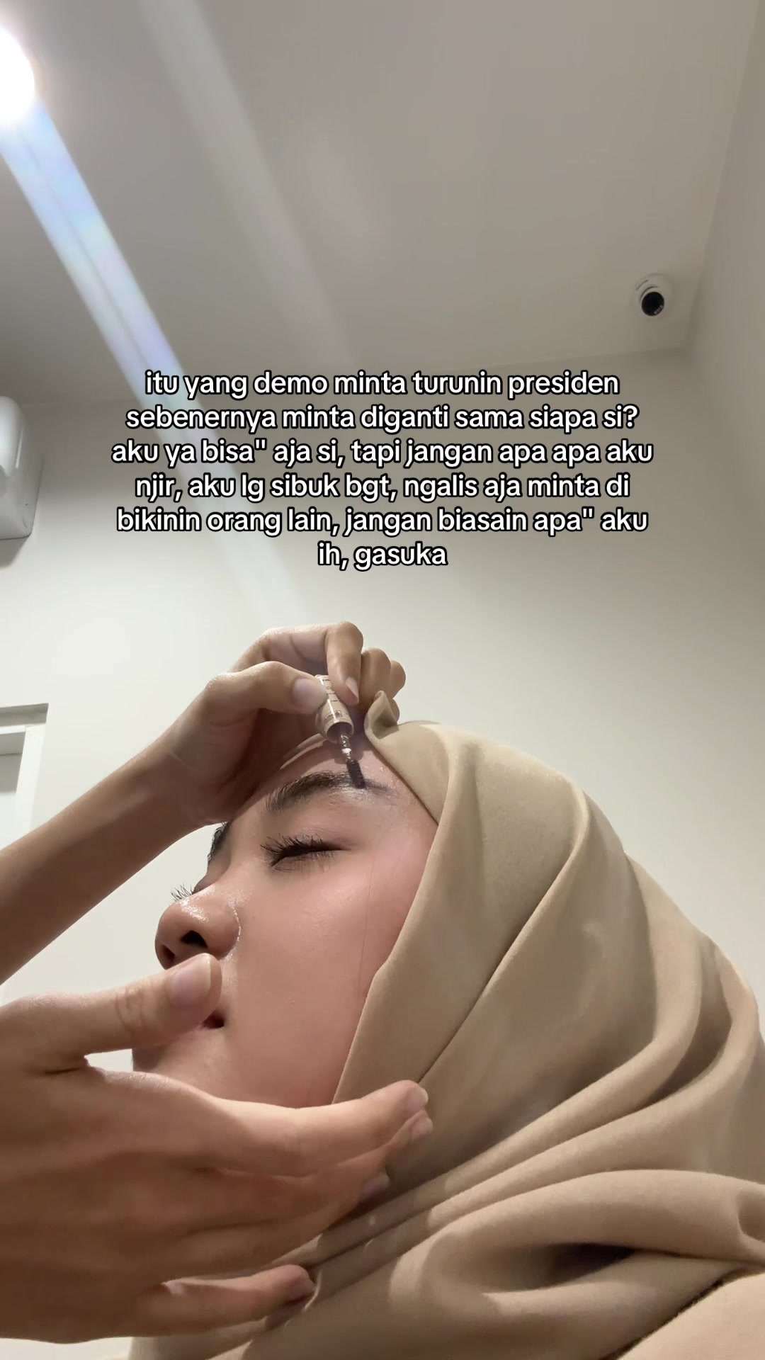 @putrikartikasari.id