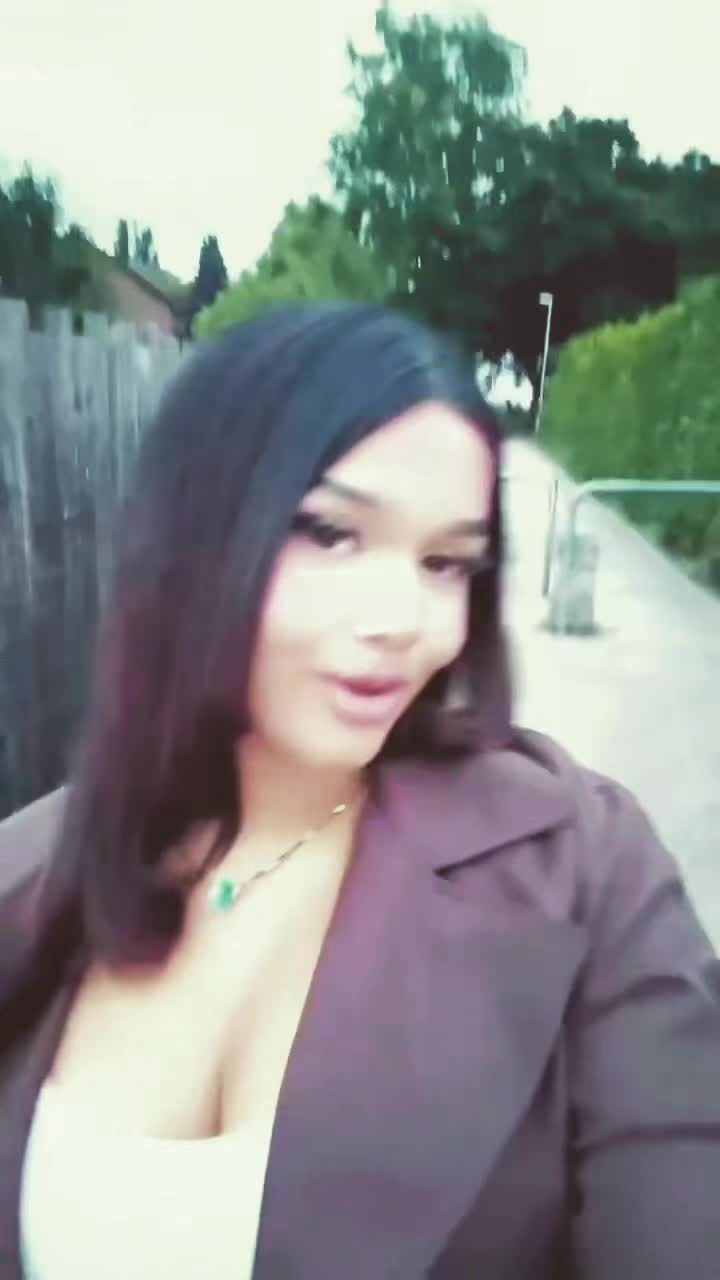 @juliaazizam