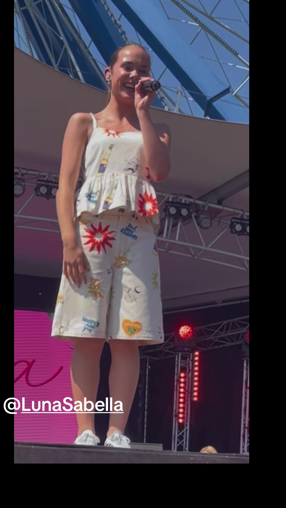 @Lunafan_07
