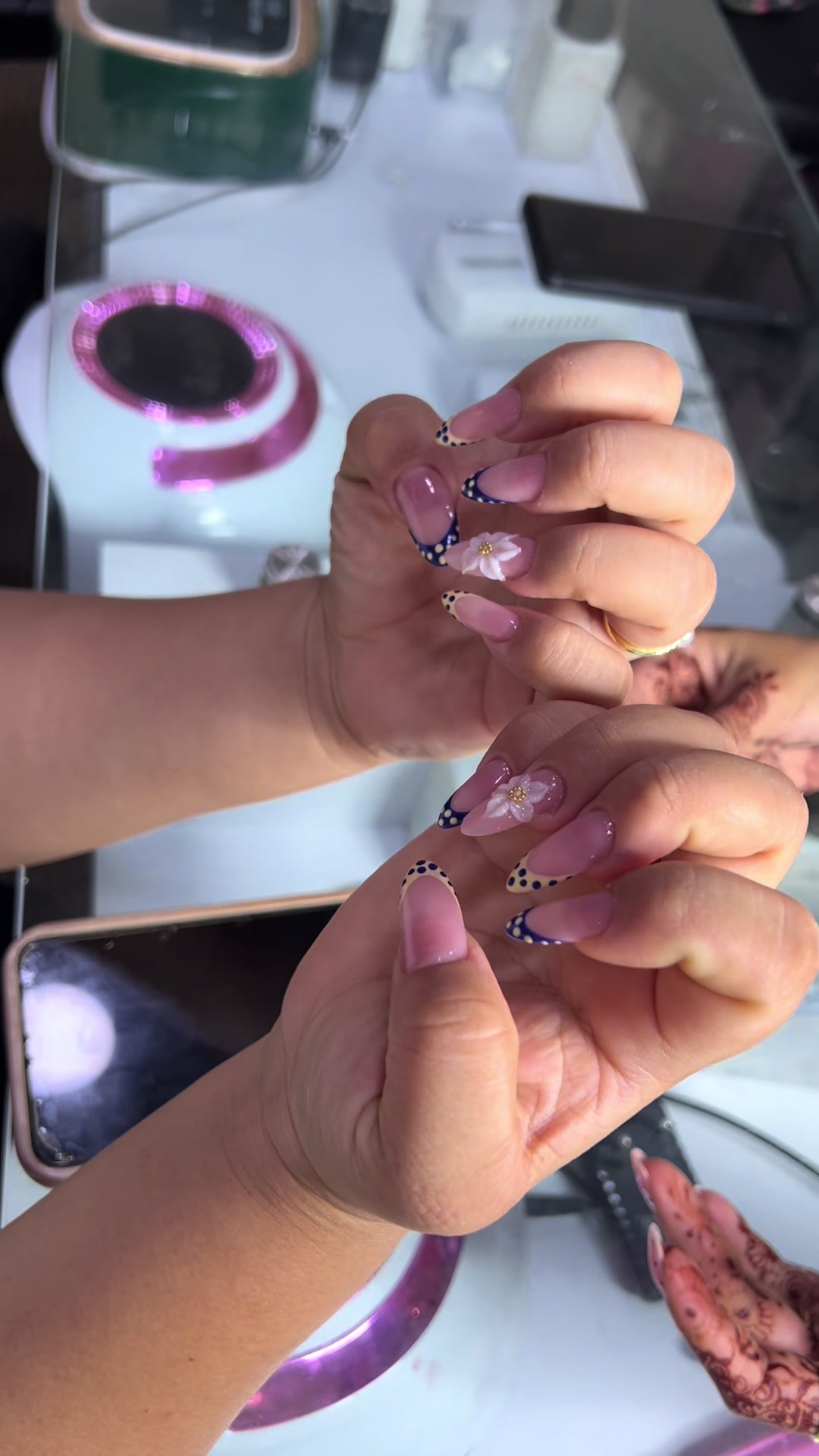 @Nail Essence by Pratu