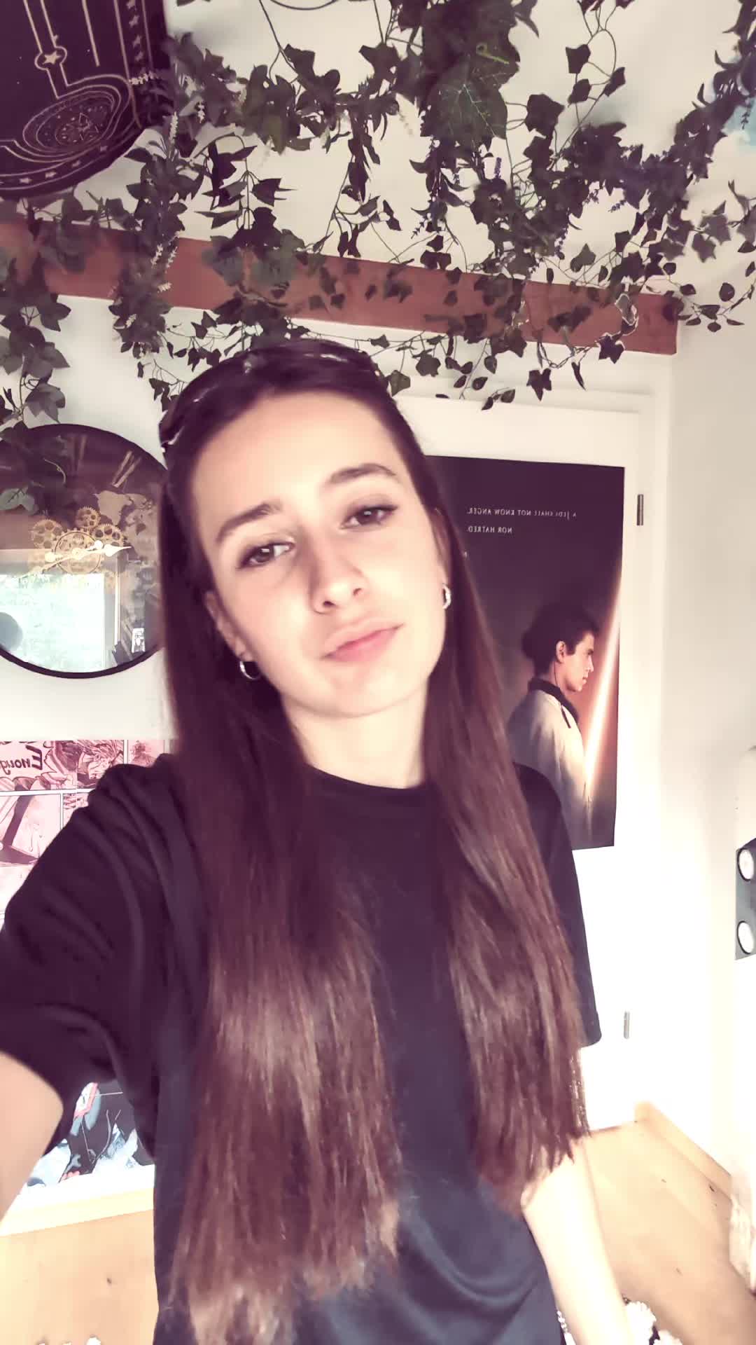 @𝐿𝒶𝓊𝓇𝒶✌️