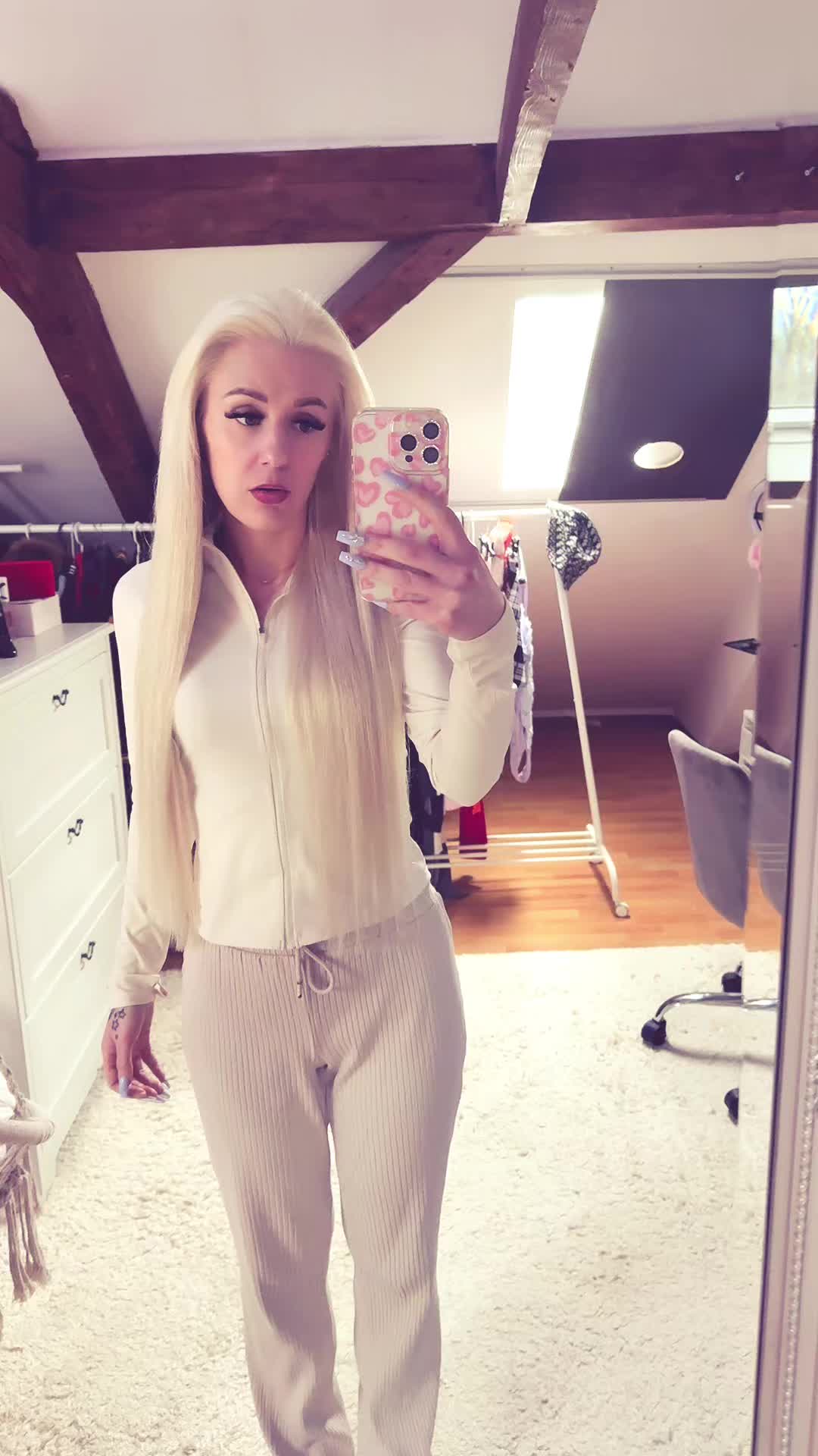 @J1na_J1na_Official_