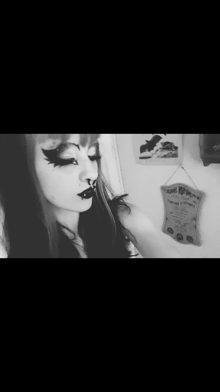 @`.&bull;｡☠︎︎｡&bull;.&acute;