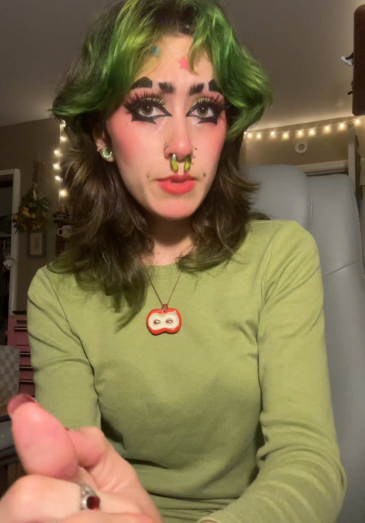 @Ani 🐛🍎