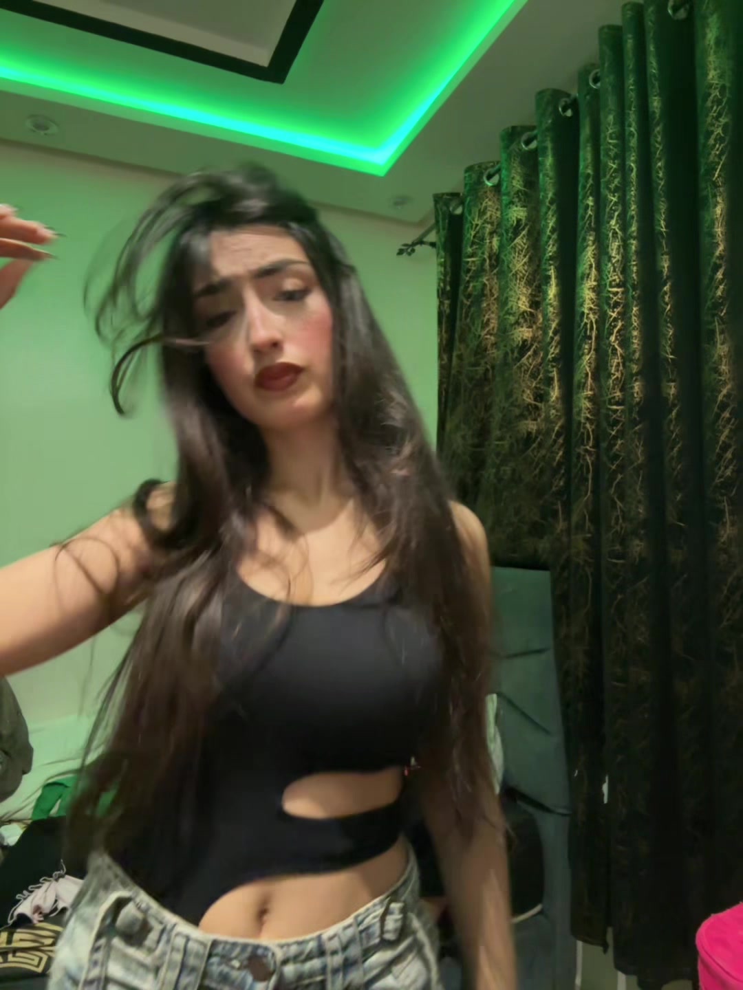 @👩🏻&zwj;🦯&zwj;➡️