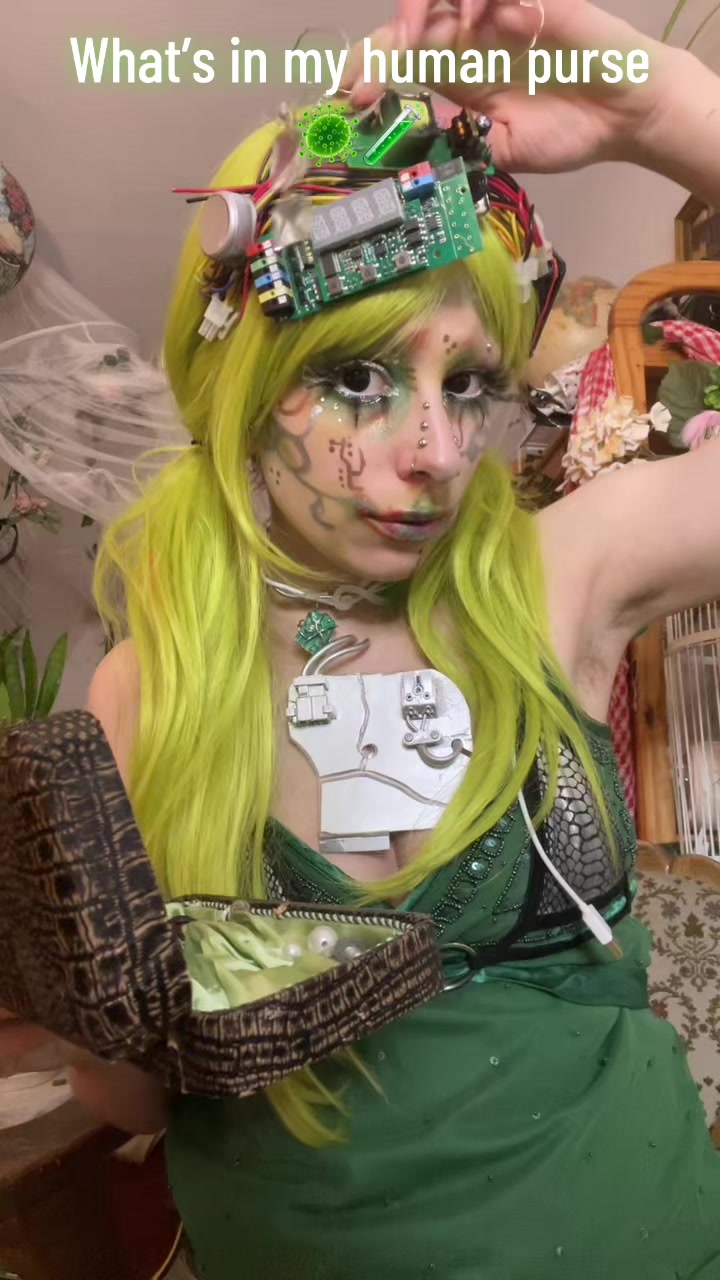 @weirdlywelldressed