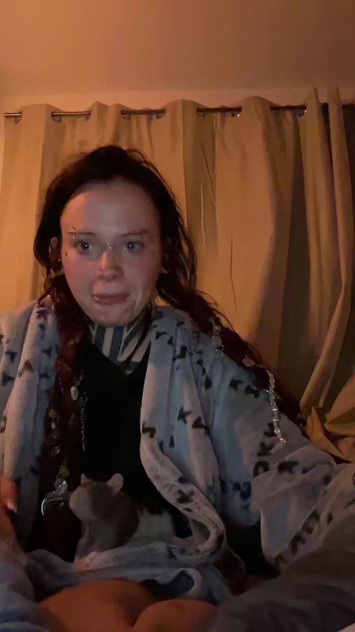 @AmeliaQueenYolo