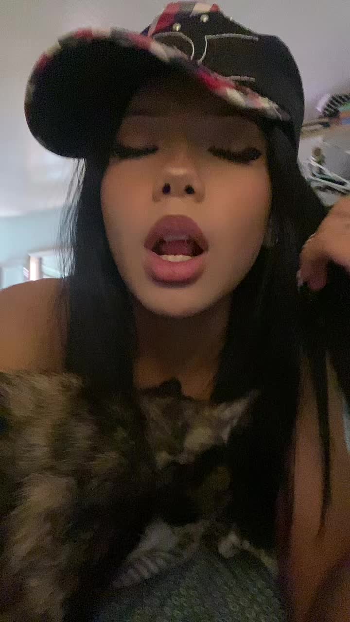 @>.<