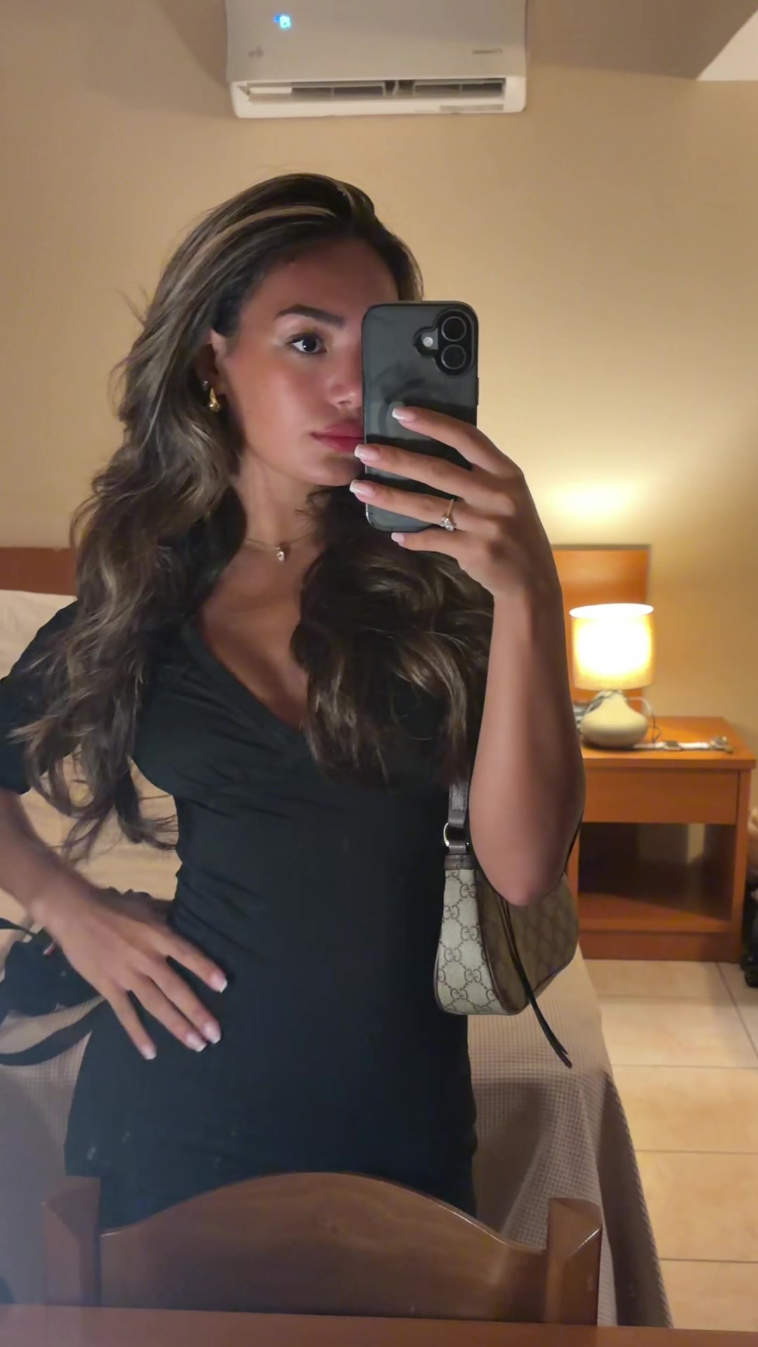 @ellishakarim_