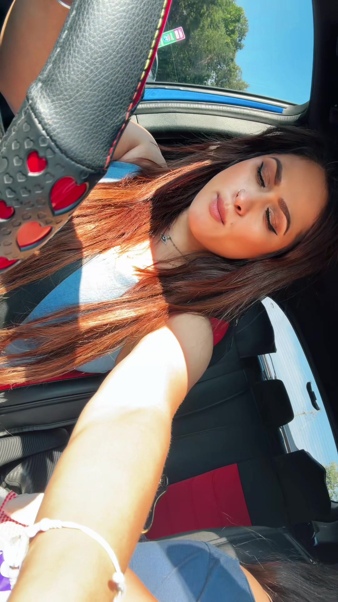 @Anahi