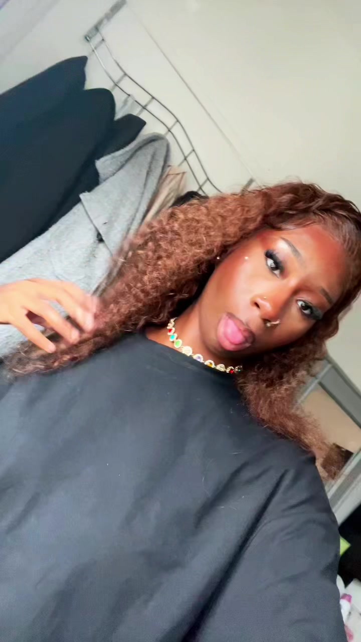 @Vickyy6k